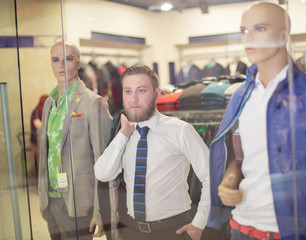 Obraz premium the young man behind the glass, posing