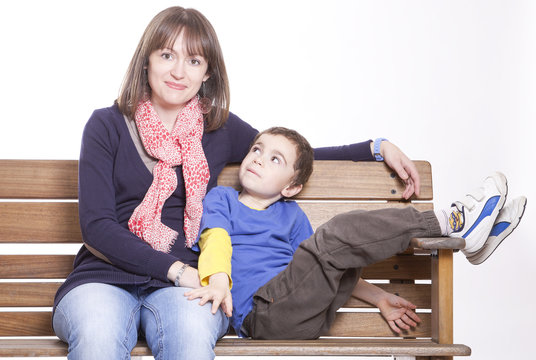 Mamma e figlio su una panchina
