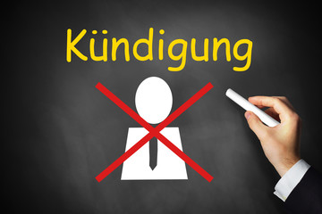 Hand schreibt Kündigung auf Tafel Arbeitnehmer durchgestrichen