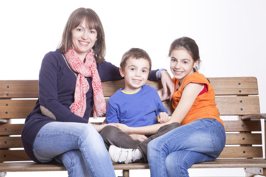 Mamma e figli su una panchina