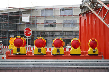 Warnleuchte und Stoppschild an Baustelle