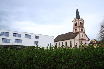Fototapeta premium Sandweier Dorfplatz mit Kirche St. Katharina