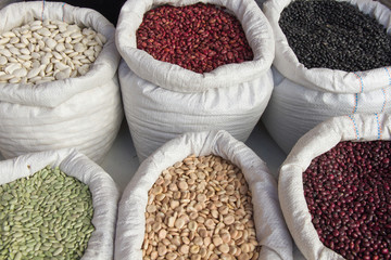 Frijoles o alubias dispuestos en sacos para  venta