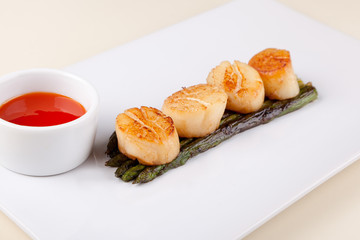 fried scallops with asparagus