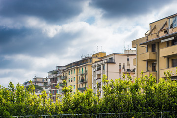 Palazzi popolari residenziali, vegetazione, cielo e nuvole