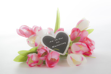 Fototapeta na wymiar Farbenfroher Blumenstrauß mit Herz als Schild zum Muttertag
