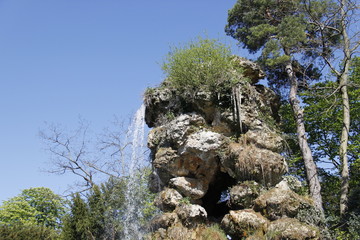 Cascade du jardin de Bagatelle à Paris