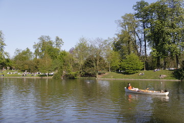 Barque sur le lac Inférieur du Bois de Boulogne à Paris