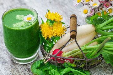 Grüner Smoothie, Radieschen und Wildkräuter