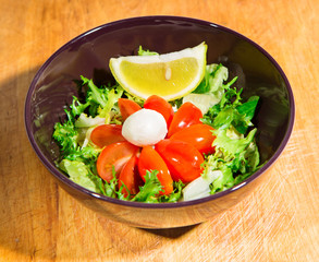 Green salad with cherry tomatoes and mozzarella