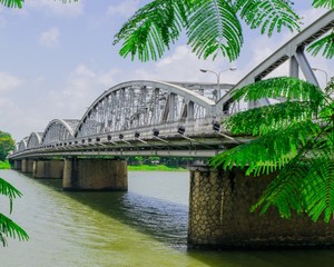 Fototapeta premium The Truong Tien bridge in Hue in Vietnam
