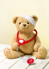 Kranker Teddyb&auml;r sitzend 