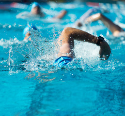 Wettkampfschwimmer bei Triathlon