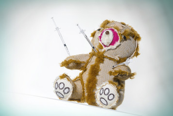 Teddybär mit Spritzen Querformat