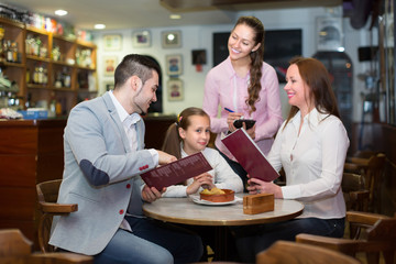 Obraz na płótnie Canvas Waitress serving family of three
