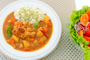 美味しそうなカレーライスとサラダ