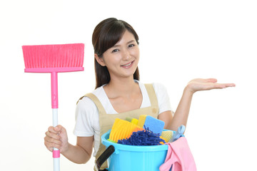 掃除をする女性