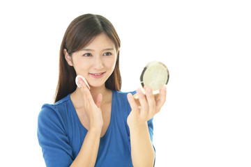 化粧をする女性