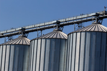 Silos in einem Lagerhaus