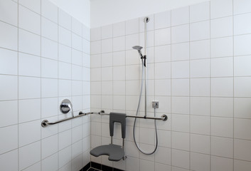 Sitzdusche in einem behindertengerechten Bad