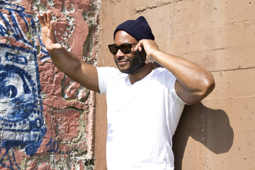 Obraz premium black man talking on mobile phone in the street