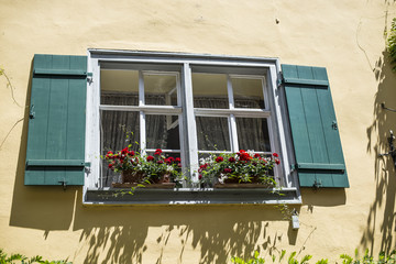 Fenster mit Fensterläden und Blumenkästen