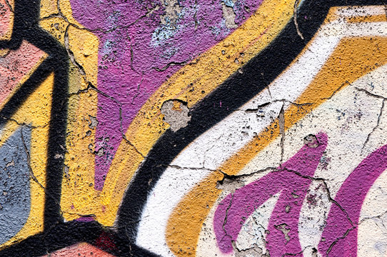 graffiti su muro scrostato