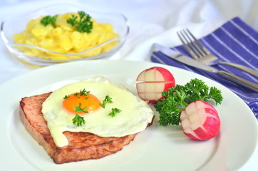 Leberkäse mit Spiegelei