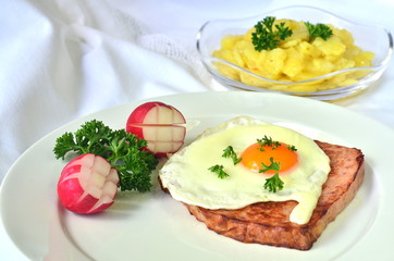Leberkäse mit Spiegelei