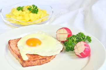 Leberkäse mit Spiegelei