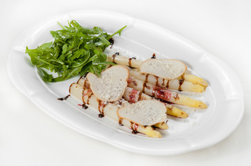 asparagus with arugula and bread crisps