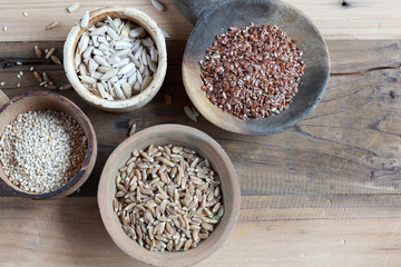 Leinsamen, Sonnenblumenkerne, Sesam und Grünkern