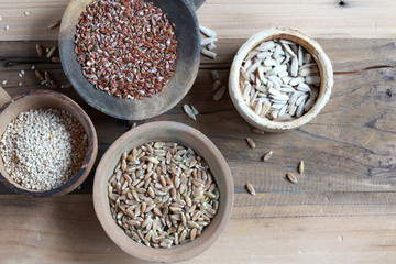 Leinsamen, Sonnenblumenkerne, Sesam und Grünkern