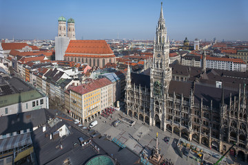 Fototapeta na wymiar Frauenkirche und Stadtzentrum | München