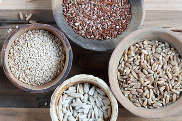 Leinsamen, Sonnenblumenkerne, Sesam und Grünkern