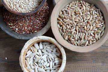 Leinsamen, Sonnenblumenkerne, Sesam und Grünkern