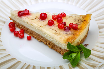 Cheesecake with berries and mint