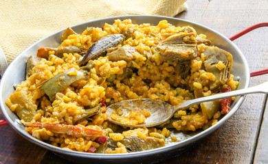 Paella de verduras y marisco