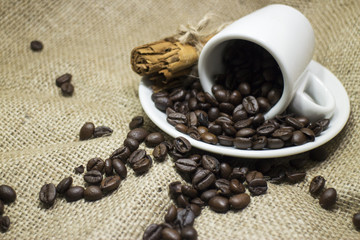 Sfondo tazzina di caffè con chicchi e canneella