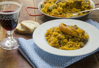 Paella de verduras y marisco