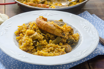 Paella de verduras y marisco