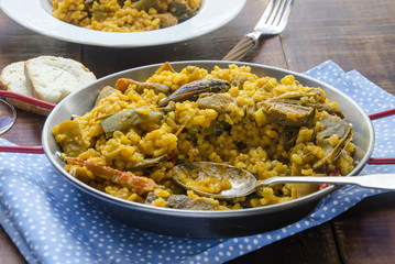 Paella de verduras y marisco