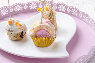 Pastelitos surtidos de bizcocho y crema