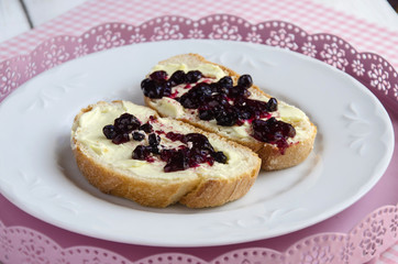 Tostadas con mantequilla y mermelada de arandanos