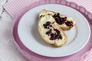 Tostadas con mantequilla y mermelada de arandanos