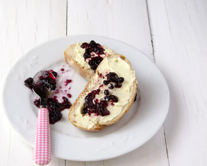 Tostadas con mantequilla y mermelada de arandanos