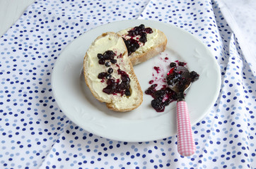 Tostadas con mantequilla y mermelada de arandanos