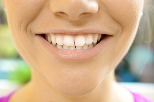 Frau mit gepflegten Zähnen lächelt