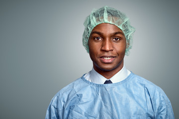 Afrikanischer Arzt oder Krankenpfleger in OP-Bekleidung