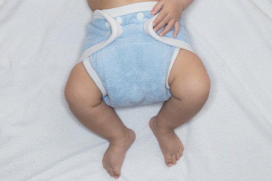 Baby mit Stoffwindel